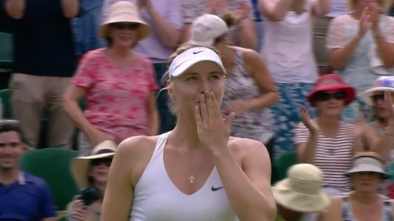 Maria Sharapova blows kisses to the crowd