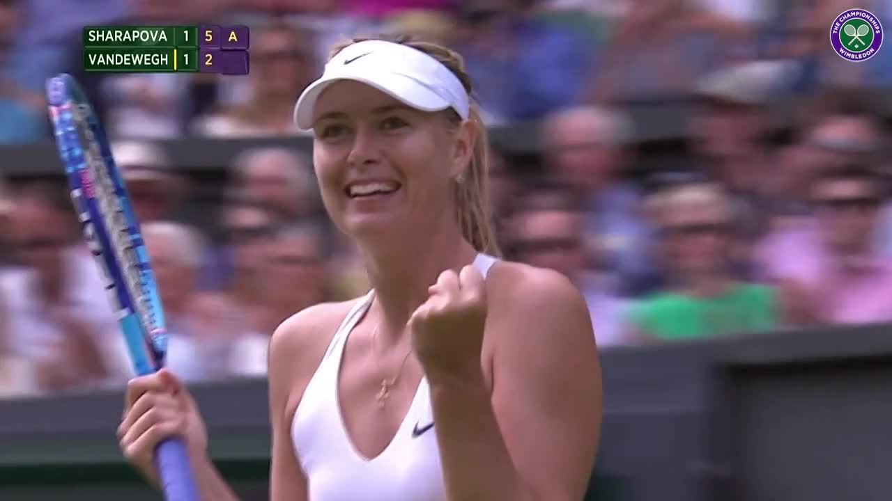Sharapova sends kisses to the crowd