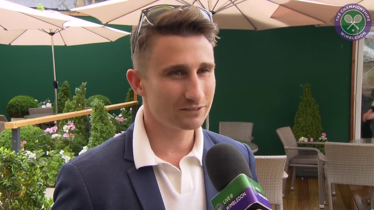 Former cricketer James Taylor makes the most of Wimbledon rain delay
