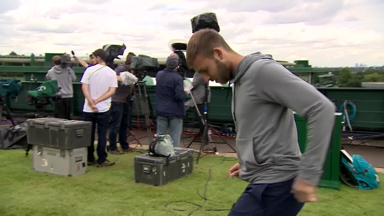 Dan Evans shows off his #wimbleskills