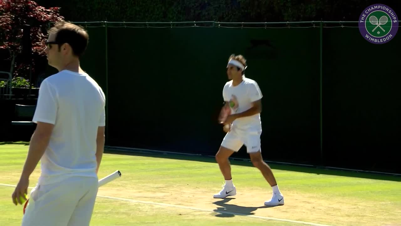 Federer on practice court ahead of Steve Johnson clash