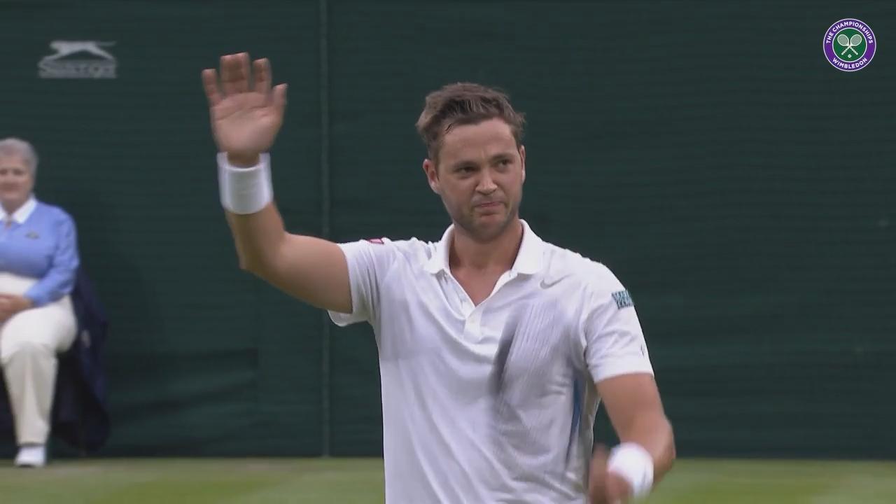 Federer hangs back to let Willis soak up Centre Court applause