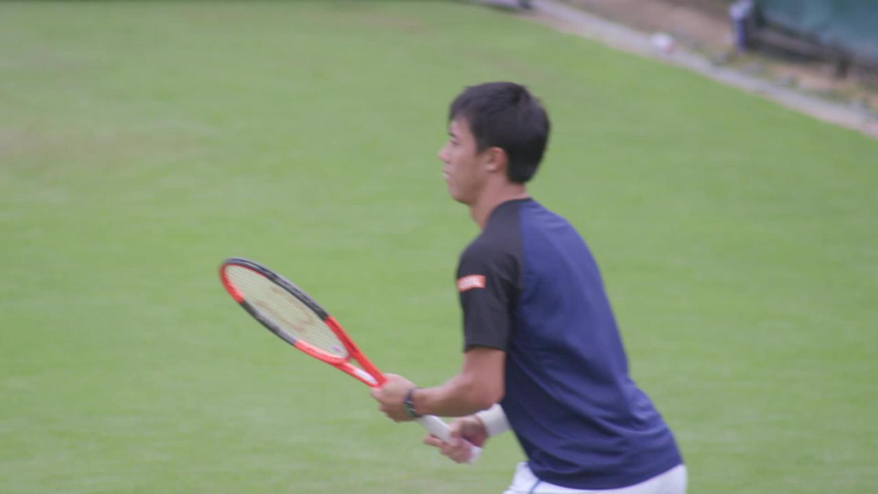Nishikori finds feet on grass 