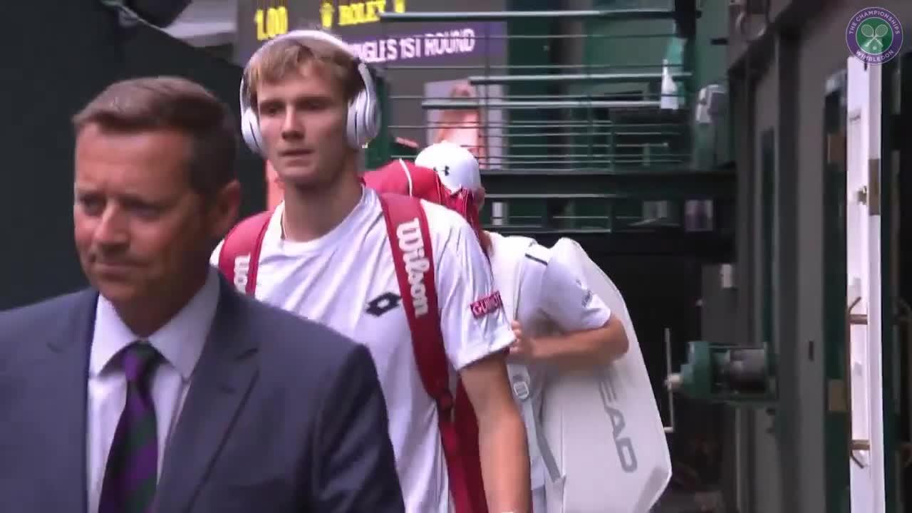 Murray opens play on Centre Court